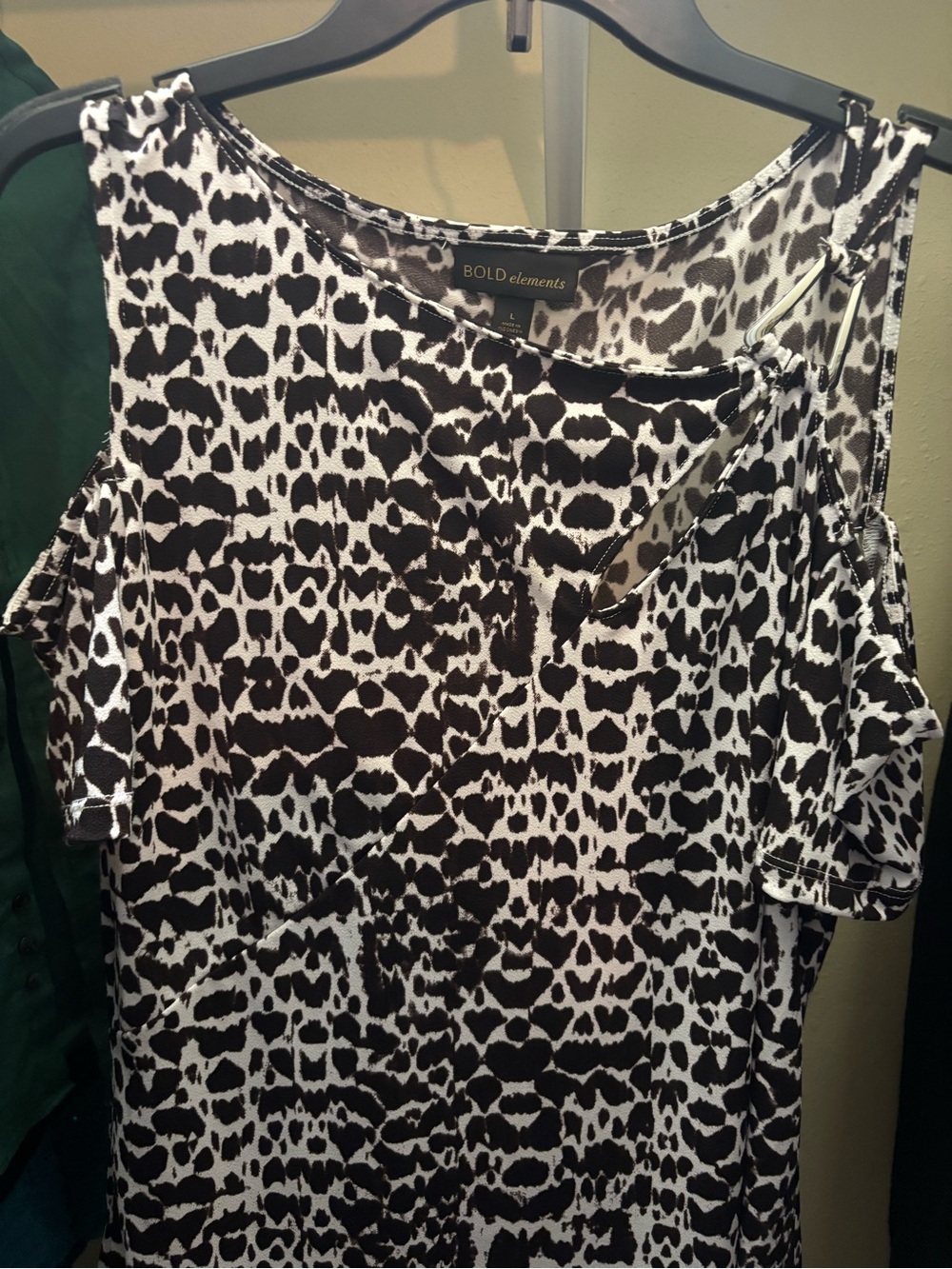BOLD elements Black & White Animal Print Cold-Shoulder Camisole